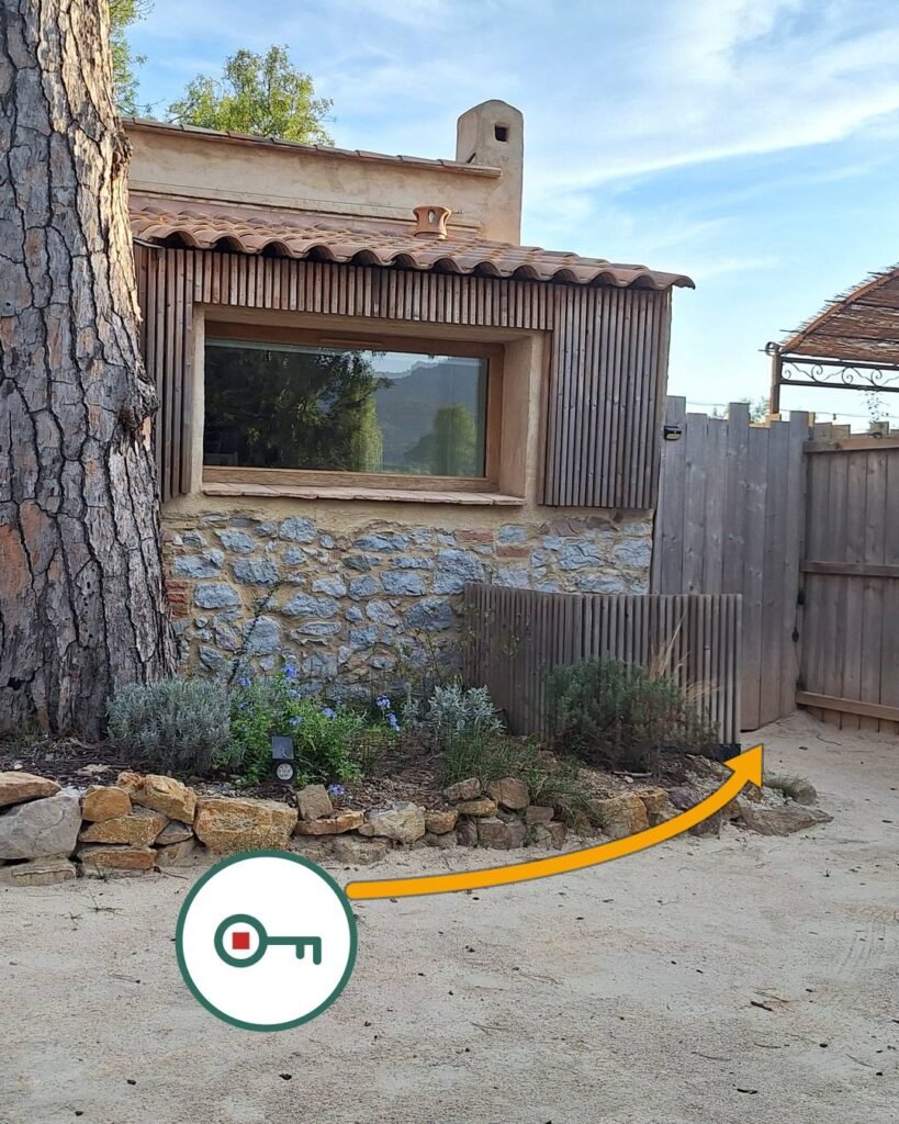 À droite de la petite clôture en bois : le passage vers la boîte à clé.