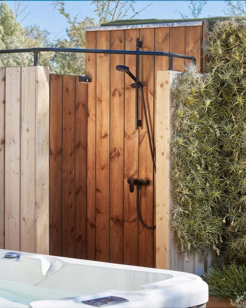 La douche extérieure, à côté du spa.