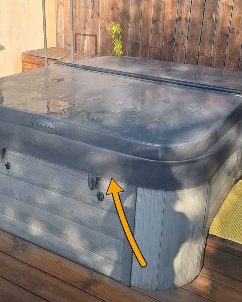 Les languettes de la couverture retombent à l'extérieur.